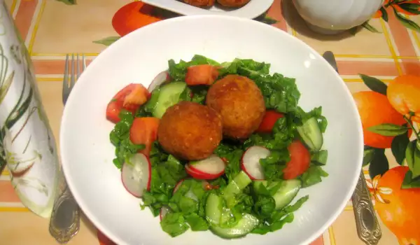Breaded Eggs on a Salad with Garlic Sauce