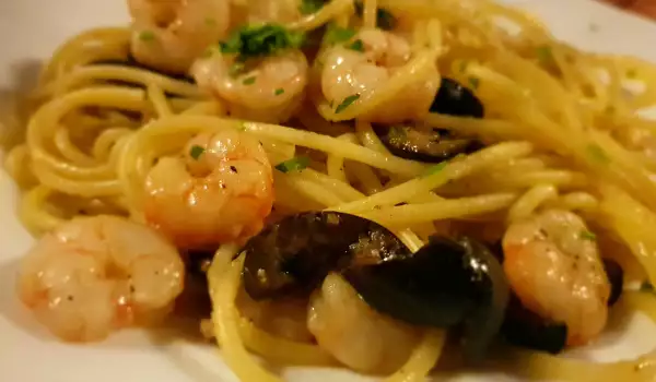 Fried Spaghetti with Shrimp and Olives