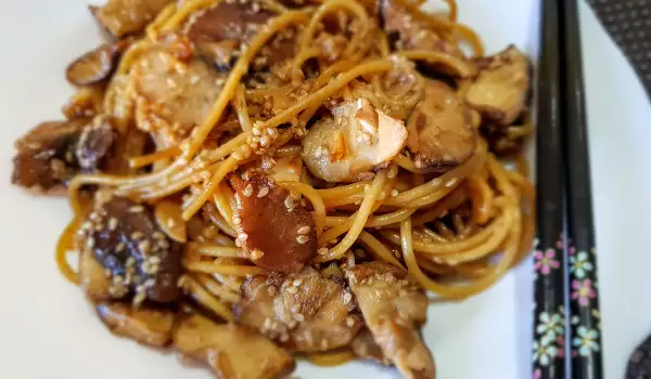 Fried Spaghetti with Mushrooms and Sesame Seeds