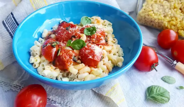 Pasta with Cherry Tomatoes and Basil