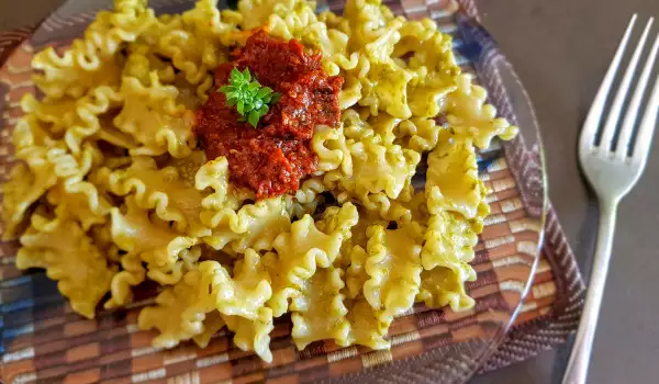 Pasta with Pesto Sauce and Dried Tomatoes