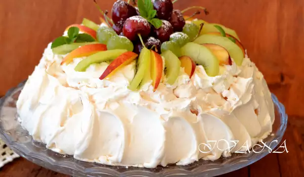 Pavlova Cake with Summer Fruit
