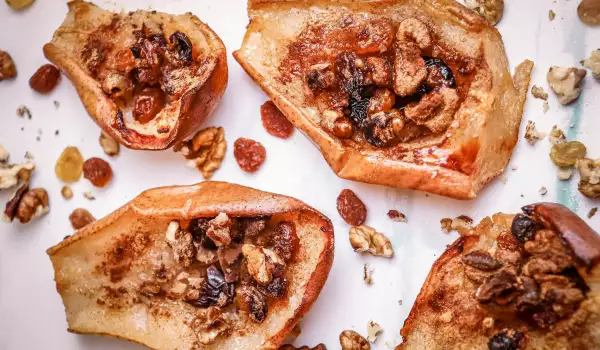 Baked Pears with Honey, Walnuts and Raisins
