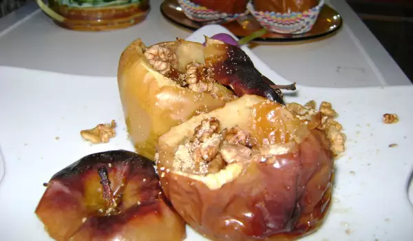 Baked Apples with Walnuts and Raisins