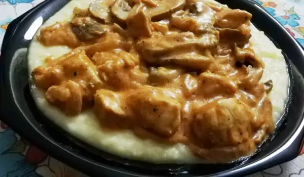 Chicken with Mushrooms, Onions and Cream