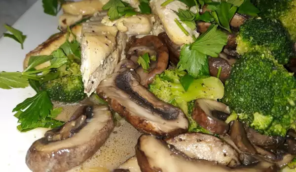 Chicken with Broccoli and Brown Mushrooms