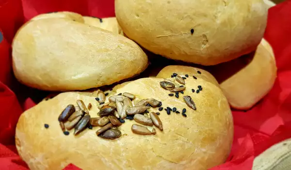 Small Bread Buns with Parmesan and Seeds