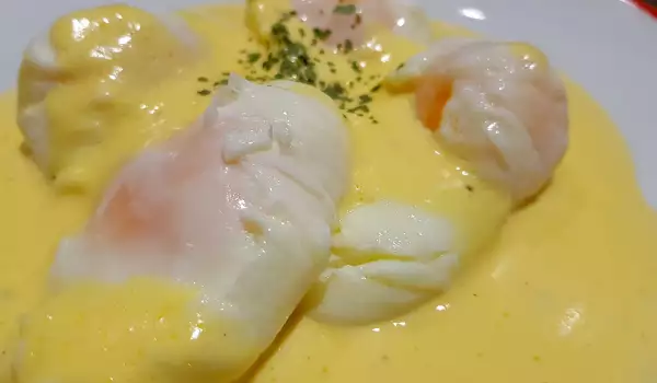 Poached Eggs with Hollandaise Sauce