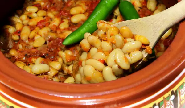 Lean Beans in a Clay Pot