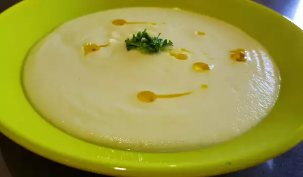 Vegan Cream Soup with Cauliflower and Leeks
