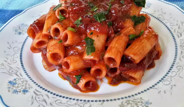 Easy Vegan Macaroni with Tomato Sauce