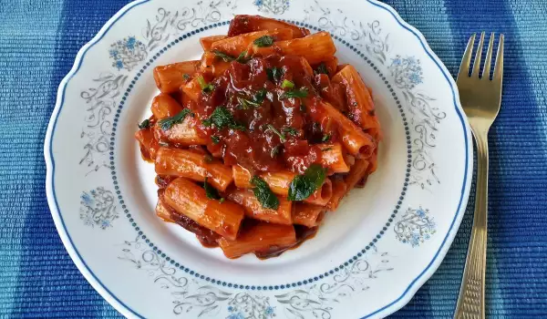 Easy Vegan Macaroni with Tomato Sauce