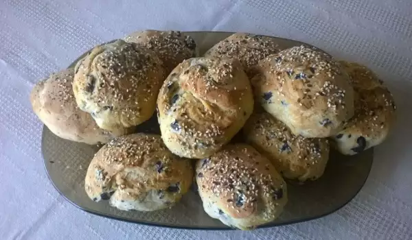 Lean Bread Buns with Olives