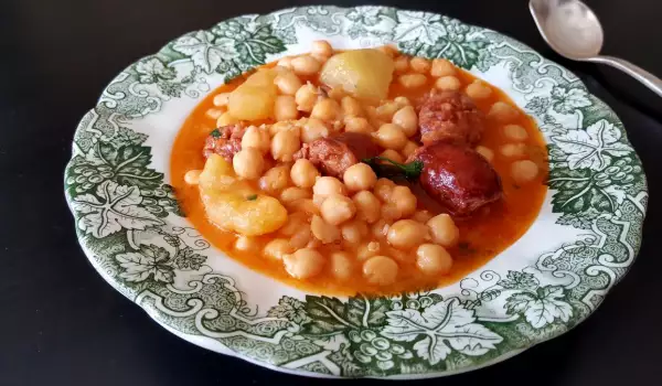 Spanish Stew with Chickpeas and Chorizo ​​(Potaje)