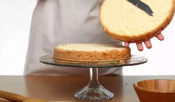 Cutting cake layers