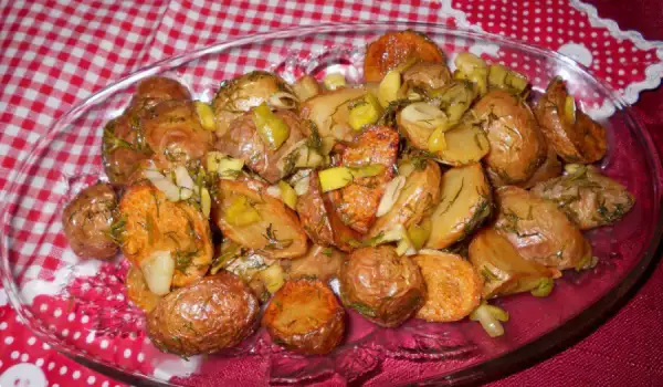 Smothered New Potatoes with Garlic and Dill