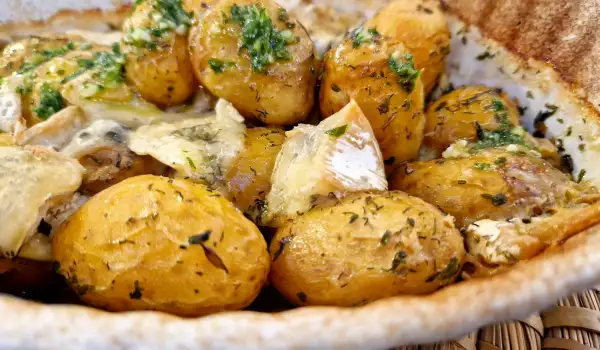 Oven-Baked New Potatoes with Blue Cheese