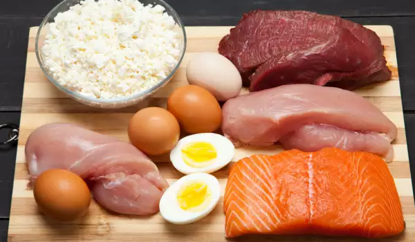 Are there any risks in eating fish and eggs together