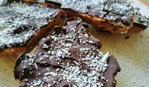 Raw Protein Bars with Rice Cakes and Chocolate