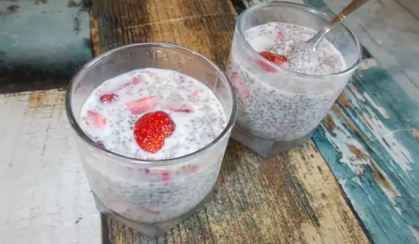 Chia Pudding with Strawberries and Oats