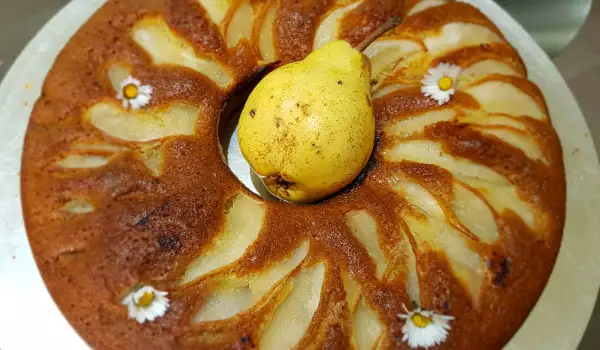 Fluffy Sponge Cake with Pears and Milk