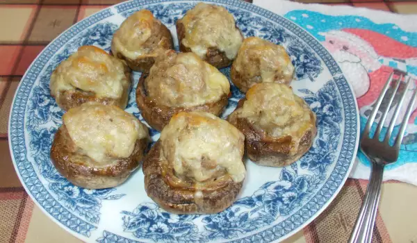Stuffed Mushrooms with Minced Meat and Yellow Cheese