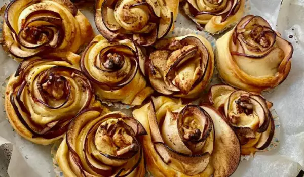 Apple Roses with Cinnamon, Honey and Walnuts