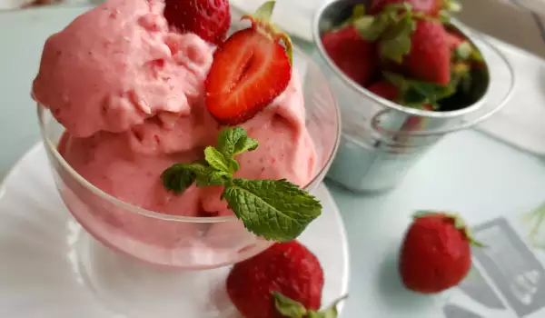 Quick Strawberry Ice Cream