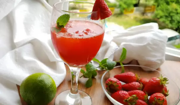 Strawberry Daiquiri with Lime and Rum
