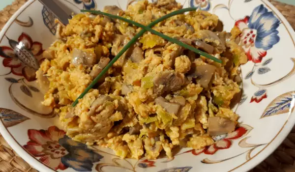 Scrambled Eggs with Leeks and Mushrooms