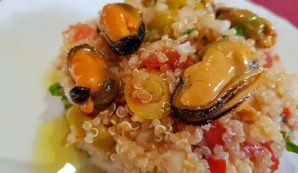 Mediterranean Salad with Mussels, Olives and Quinoa