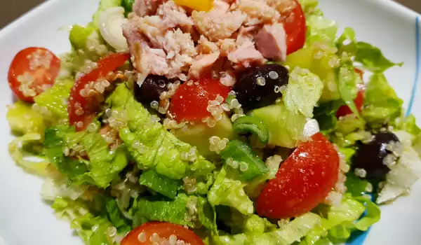 Green Salad with Quinoa and Tuna