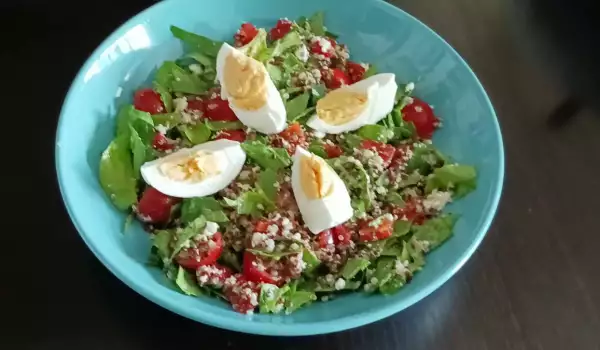 Healthy Salad with Quinoa and Spinach