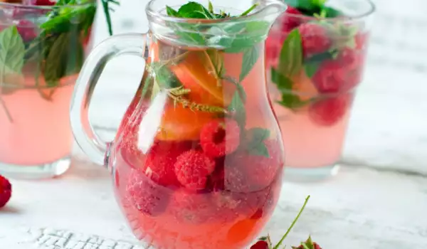 Lemonade with Raspberries, Lime and Mint