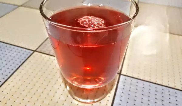 Raspberry and Lime Blossom Tea Against Viruses