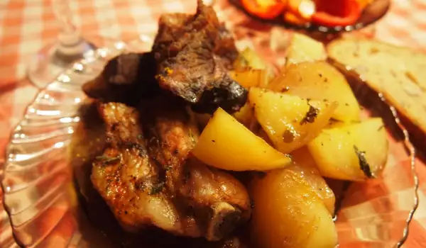 Mouth-Watering Pork Ribs with Potatoes