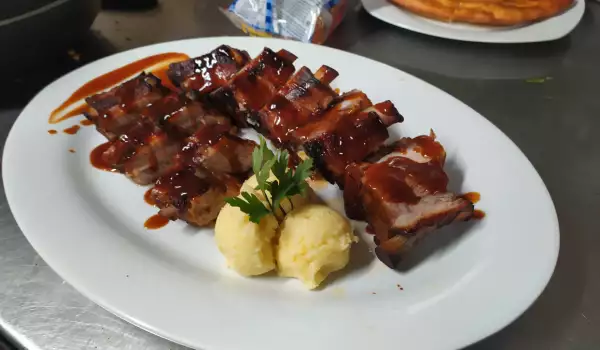 Pork Ribs with Barbecue Sauce and Mashed Potatoes