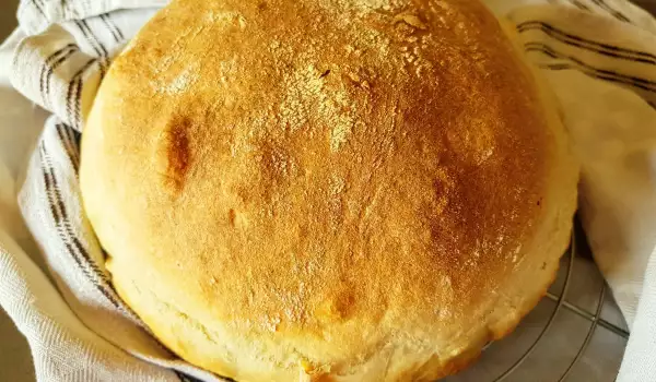 Round Retro Bread with Honey