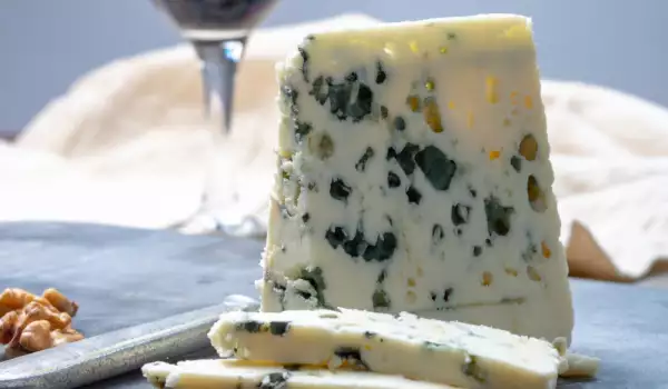 What Wines and Drinks are Served with Blue Cheese?
