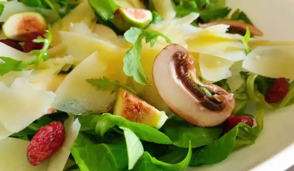 Green Salad with Aromatic Cheese, Figs and Mushrooms