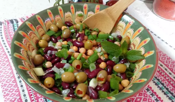 Colorful Salad with Beans and Chickpeas
