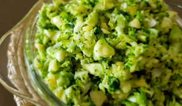 Vitamin Salad with Broccoli, Zucchini and Apples