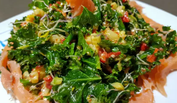 Green Salad with Kale and Salmon