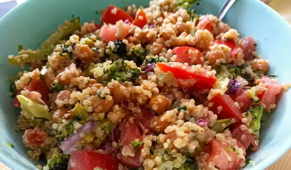 Quinoa Salad with Chickpeas and Broccoli