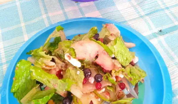 Salad with Blueberries, Pear and Blue Cheese