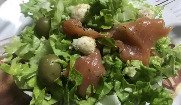 Green Salad with Smoked Salmon and Cheese Truffles