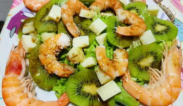 Fresh Salad with Kiwi and Prawns
