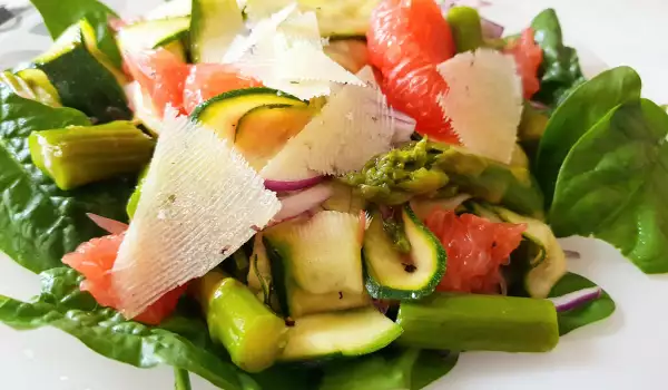Spring Salad with Spinach, Asparagus and Grapefruit