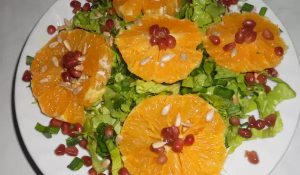 Green Salad with Pomegranate and Orange