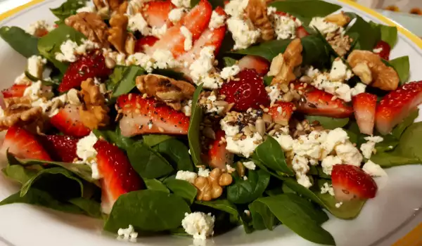 Salad with Spinach, Strawberries and Goat Cheese